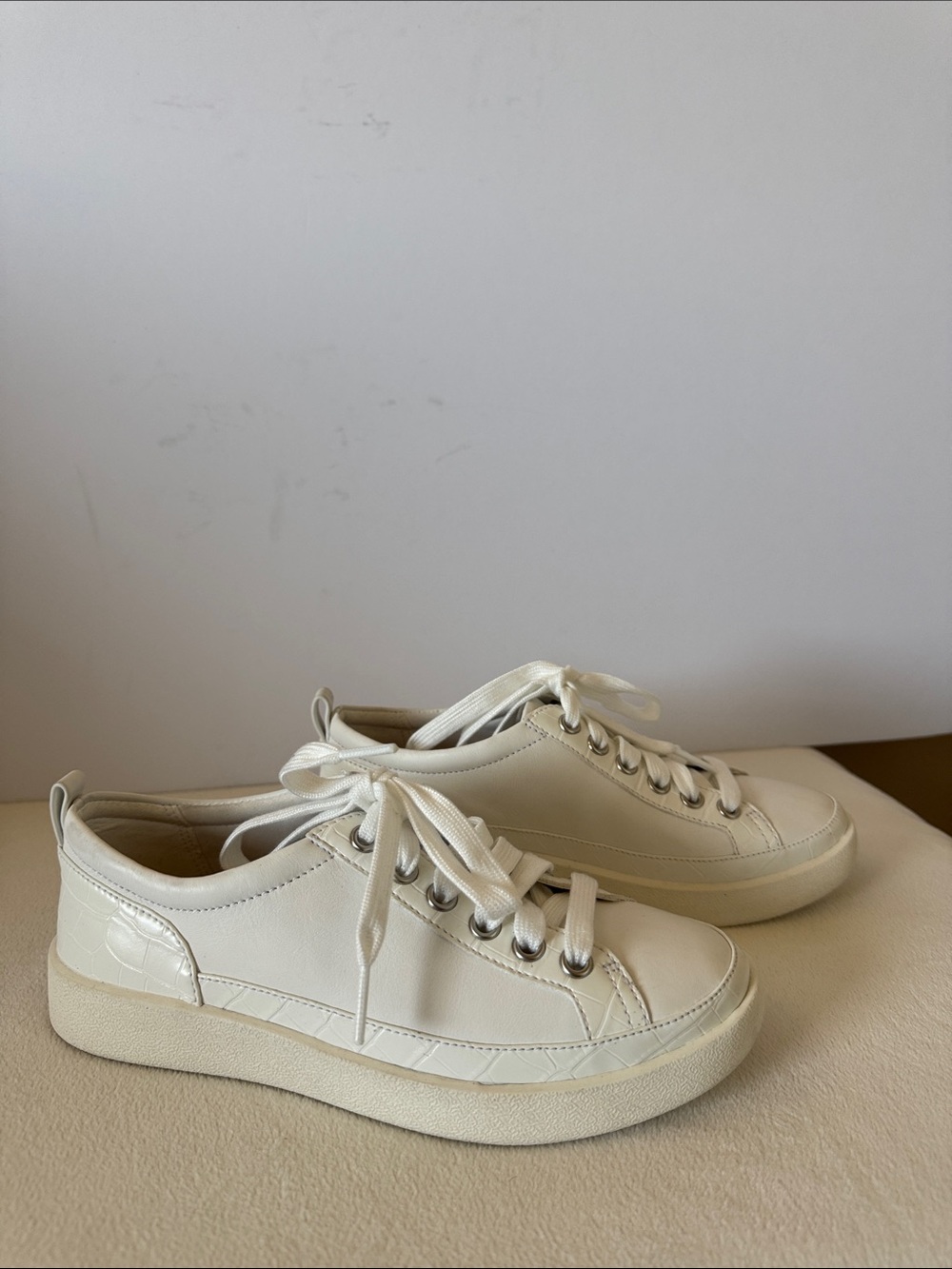 Vionic leather sneakers